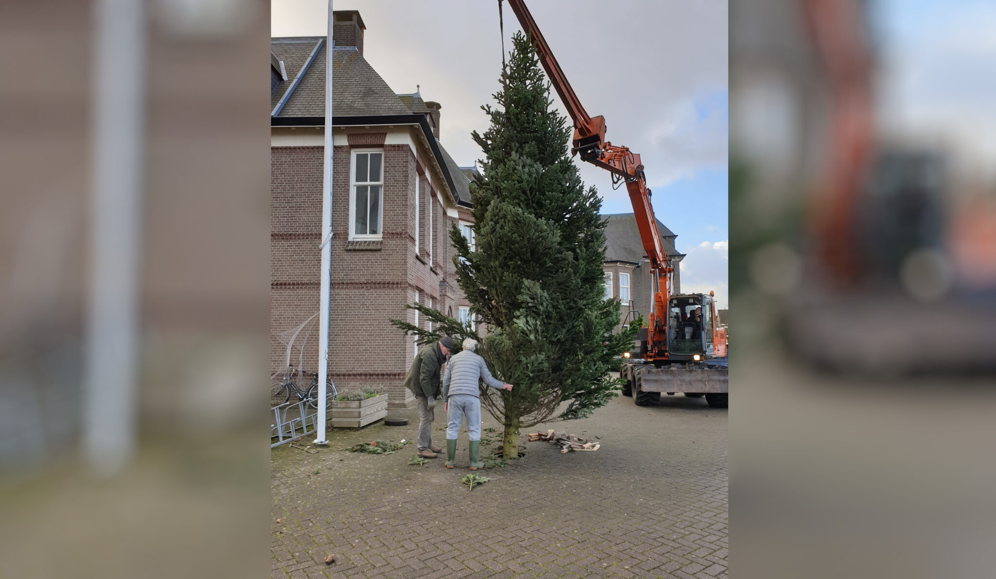 Wie Kleedt De Kale Kerstboom Van De St Pancratiuskerk Aan De